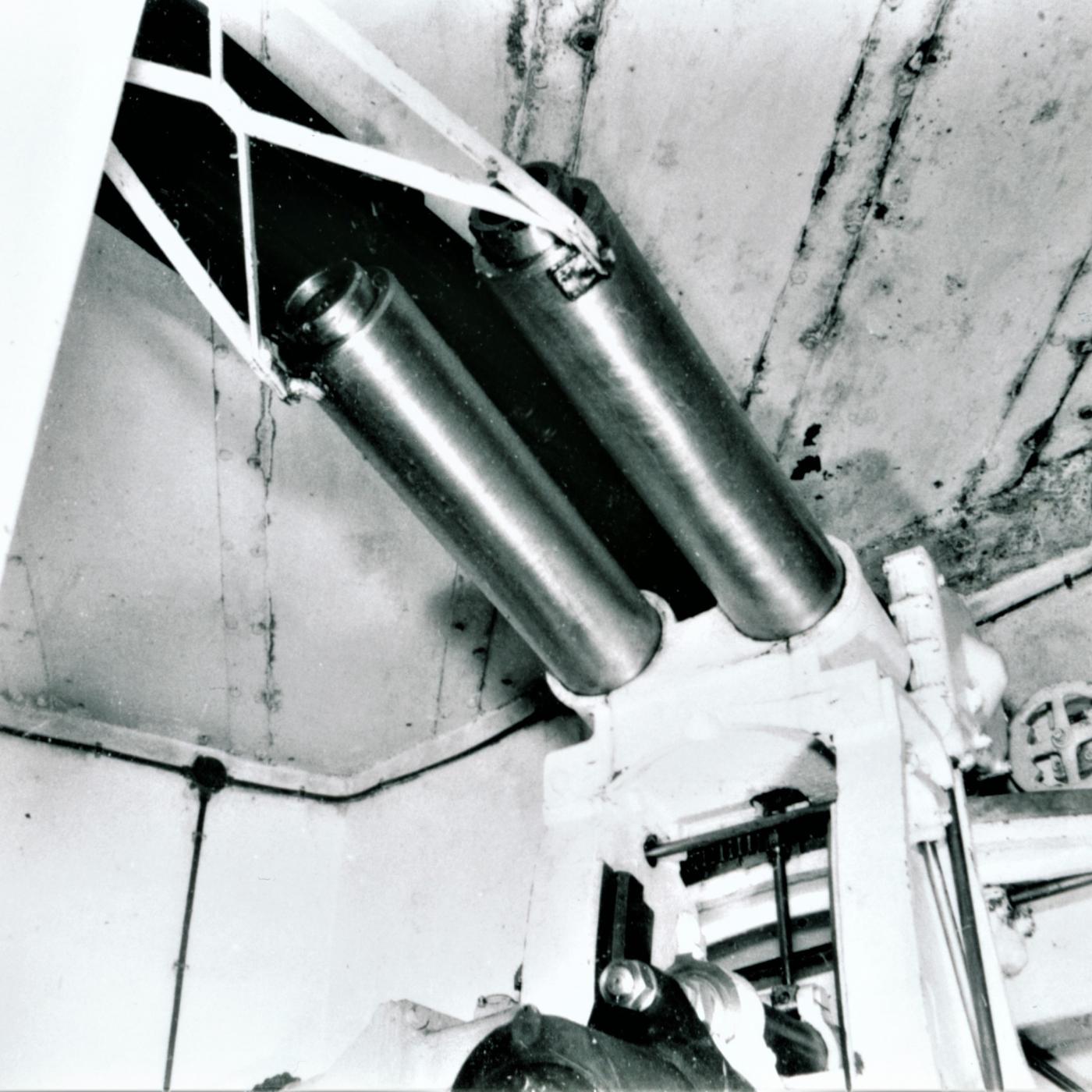 Ligne Maginot - Canon-obusier de 75 mm modèle 1932 sous casemate (75 32) - Ouvrage de Fermont bloc 4
Les tubes équilibreurs à ressort pour la hausse de la pièce. Ils servent à minimiser l'effort à fournir pour le mouvement vertical de la pièce