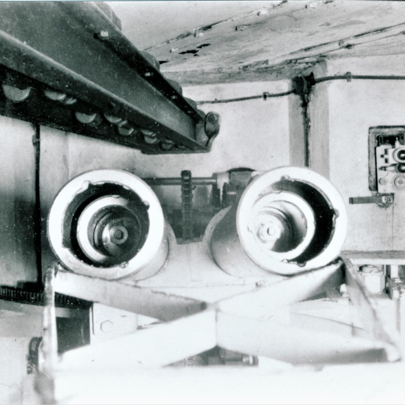Ligne Maginot - Canon-obusier de 75 mm modèle 1932 sous casemate (75 32) - Ouvrage de Fermont bloc 4
Les tubes équilibreurs à ressort pour la hausse de la pièce. Détail