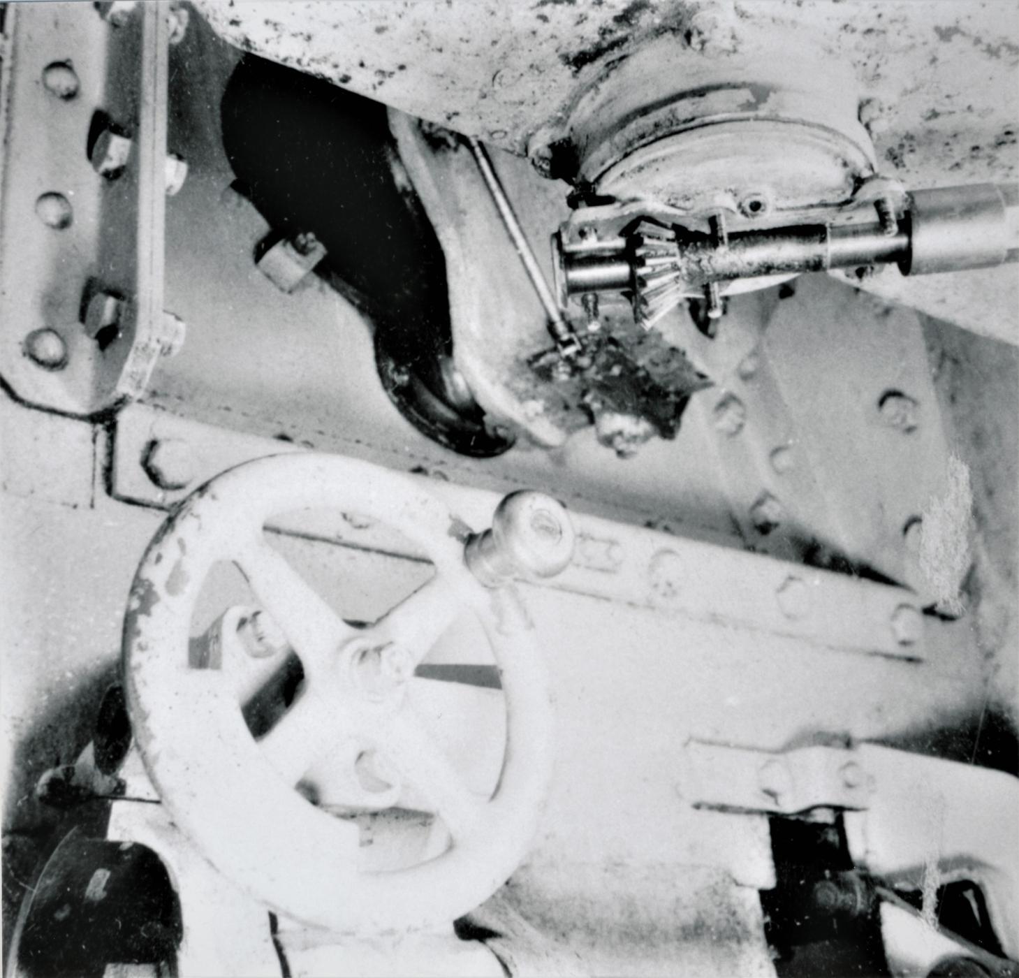 Ligne Maginot - Canon-obusier de 75 mm modèle 1932 sous casemate (75 32) - Ouvrage de Fermont bloc 4
La commande des volets d'embrasure en partie haute et une tringlerie de commande de la pièce