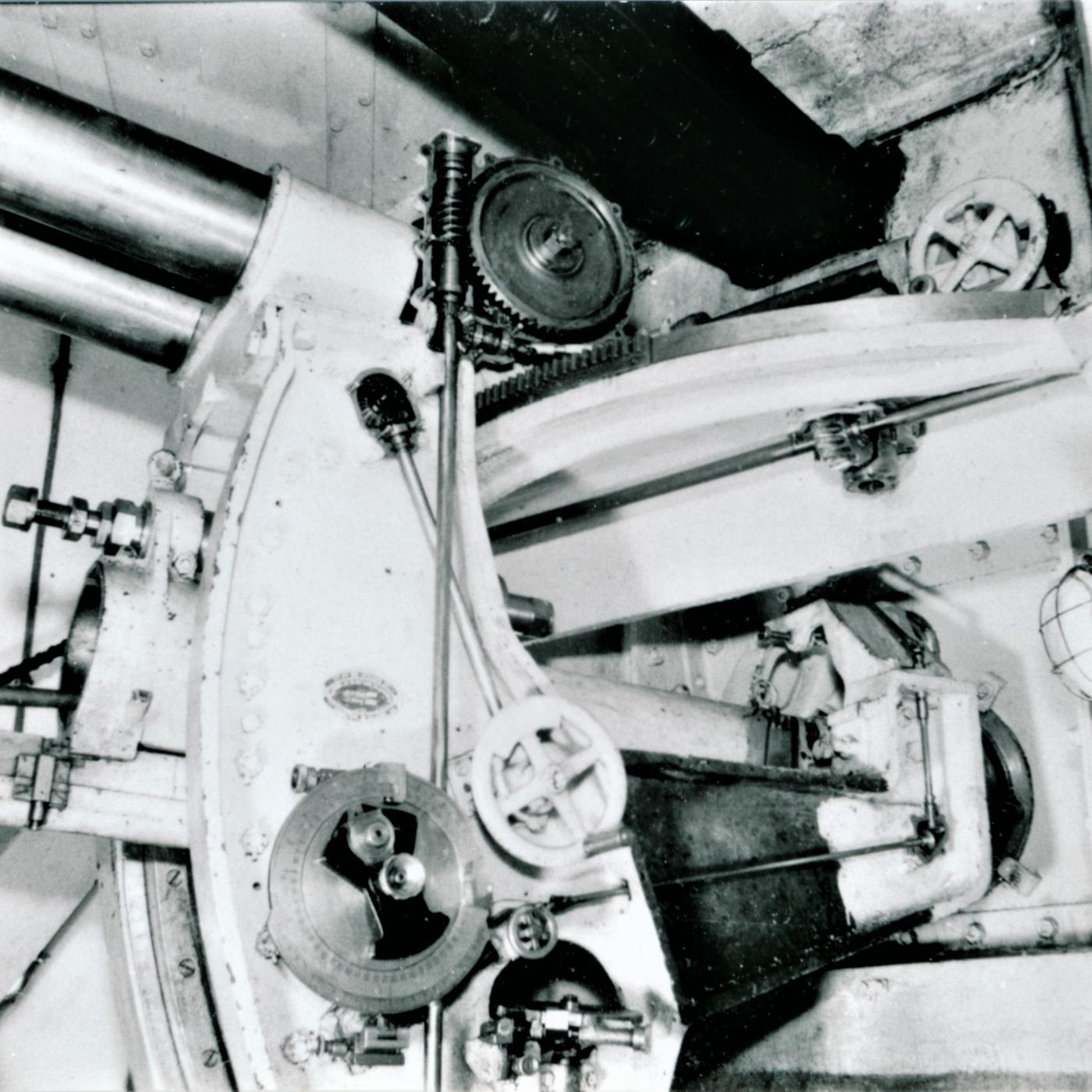 Ligne Maginot - Canon-obusier de 75 mm modèle 1932 sous casemate (75 32) - Ouvrage de Fermont bloc 4
Poste de pointage
Les tringleries  de commande et renvois sont visibles