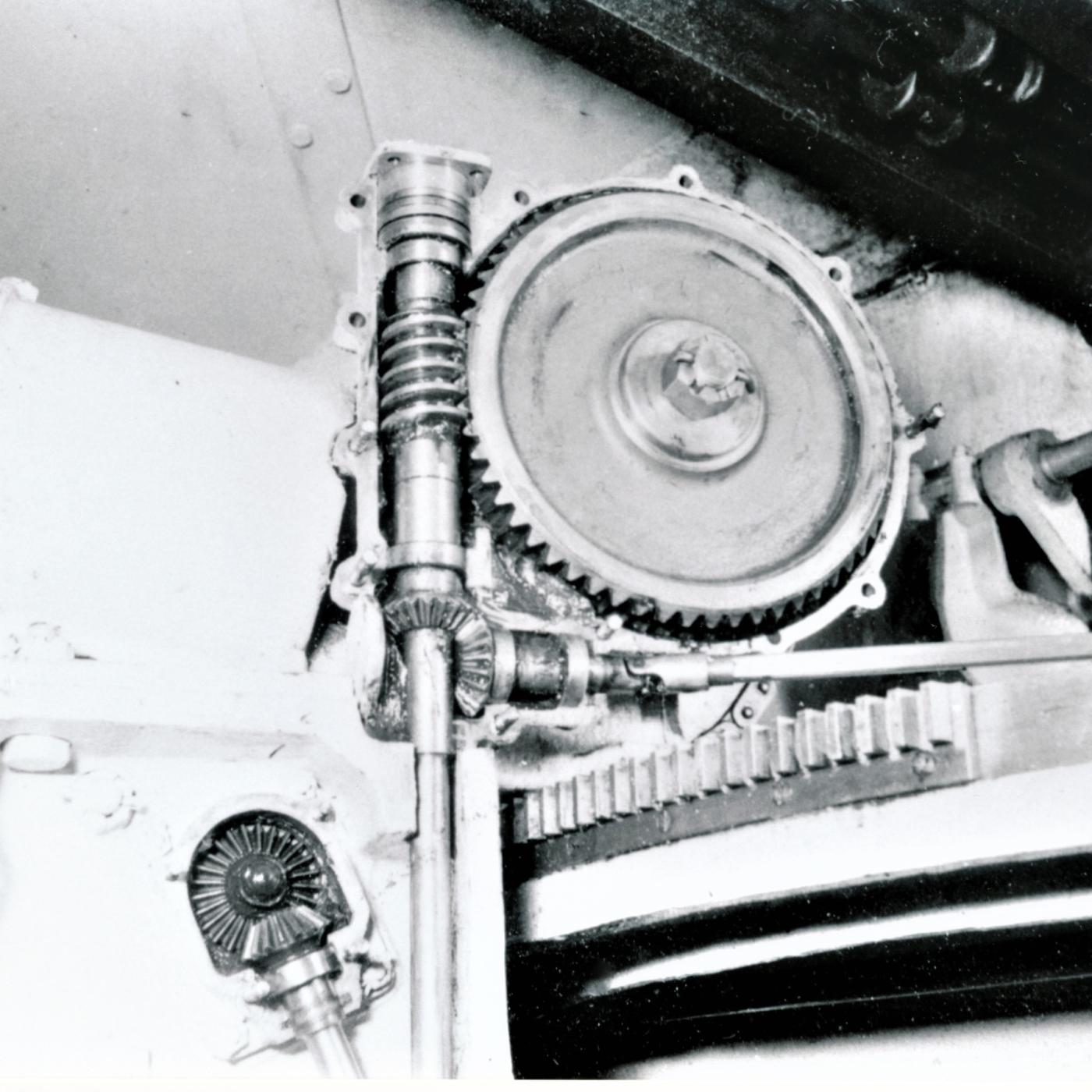 Ligne Maginot - Canon-obusier de 75 mm modèle 1932 sous casemate (75 32) - Ouvrage de Fermont bloc 4
Tringleries et renvois de commande de hausse et pointage latéral
