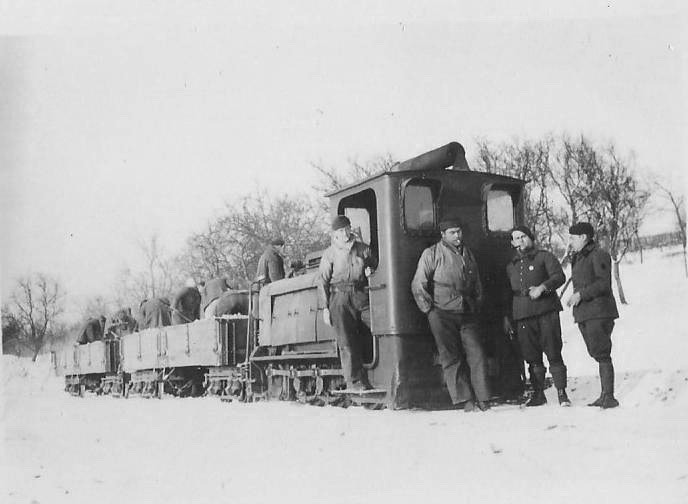 Ligne Maginot - VF60 - ANTENNE DE L'OUVRAGE DE SCHOENENBOURG - (RESEAU - Voie 60 - Antenne ou rocade ferroviaire) - Aux environs de Soultz-sous-Forêts pendant l’hiver 1939-40, travaux de finition de la plate-forme de l'antenne de desserte du Schoenenbourg. Le convoi est constitué d’un locotracteur Schneider LG Mle 1916 et de deux wagons plates-formes Decauville 1915 à côtés retombants 