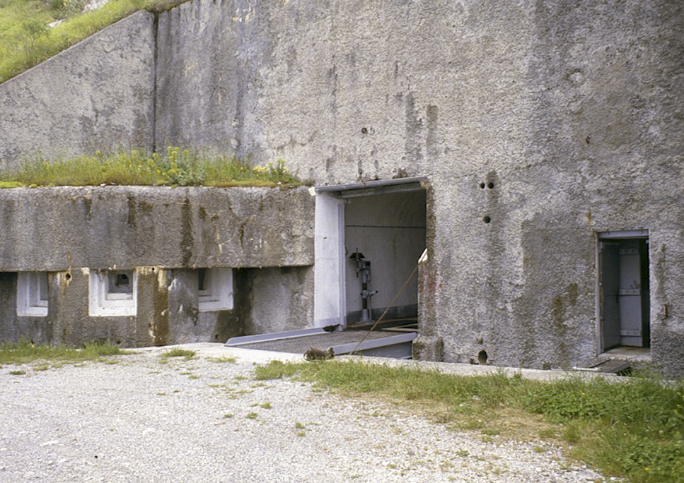 Ligne Maginot - CASTILLON (CN) - EO8 - (Ouvrage d'artillerie) - L'entrée prête à accueillir les Anciens de la First Airborne Task Force en 1994