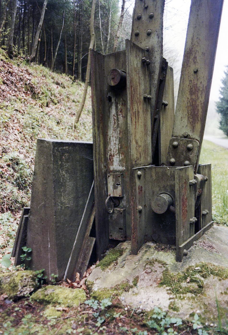 Ligne Maginot - 136 - (Barrage de Route) - La barrière remise en place au Simserhof
Détail mécanisme pivot et contrepoids
Noter les deux serrures empêchant la fermeture de la barrière