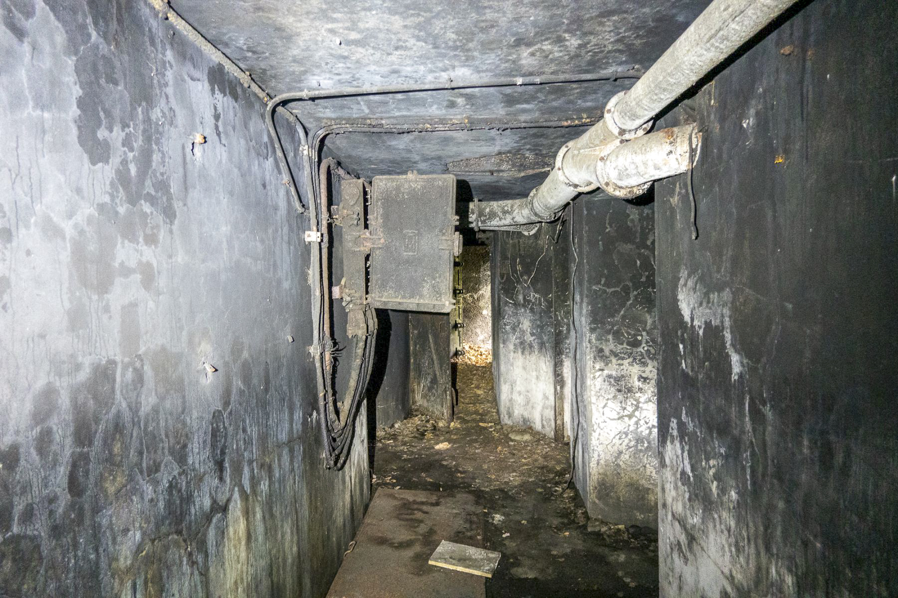 Ligne Maginot - CAVE A CANON - (Ouvrage d'infanterie) - Couloir derrière les chambres de tir. Sur la gauche le couloir de descente vers les locaux souterrains. Au fond, l'entrée de l'ouvrage. A droite l'entrée de la chambre de tir pour deux JM.