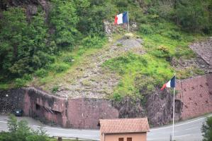 Ligne Maginot - FRESSINEA (FA) - (Ouvrage d'infanterie) - Le bloc 2 vu depuis le sentier d'Abeliera qui grimpe en rive droite de la Tinée