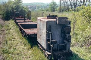 Ligne Maginot - VF60 - ANTENNE DE L'OUVRAGE D'ANZELING - (RESEAU - Voie 60 - Antenne ou rocade ferroviaire) - ANTENNE ANZELING
Wagons divers en attente sur la voie  à une centaine de métres de l'entrée munitions
(Mai 1985)