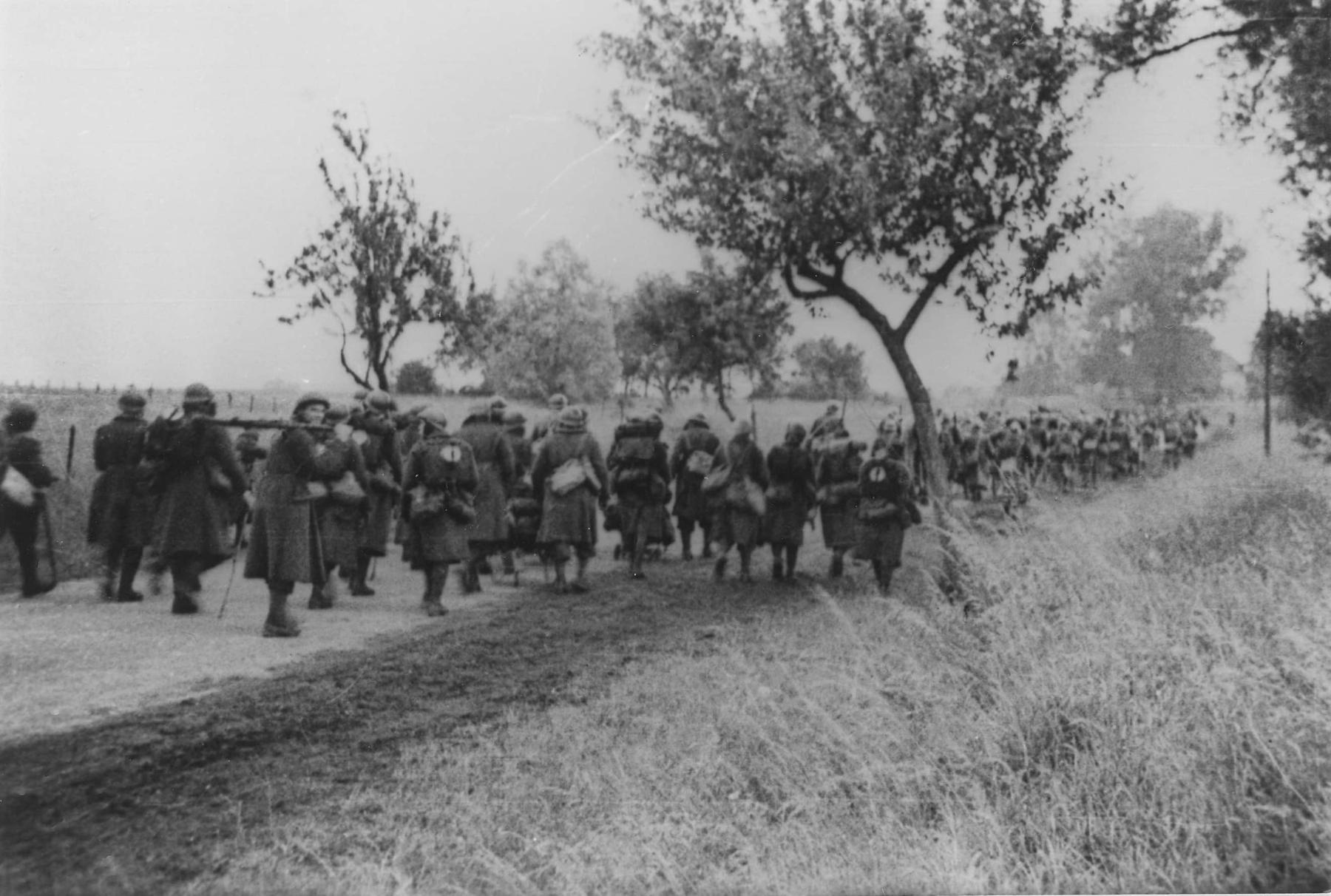 Ligne Maginot - AVIOTH - (Casemate d'infanterie - Simple) - L'équipage de la casemate d'Avioth se traine sur la route de la retraite, mêlé à des unités d'intervalle