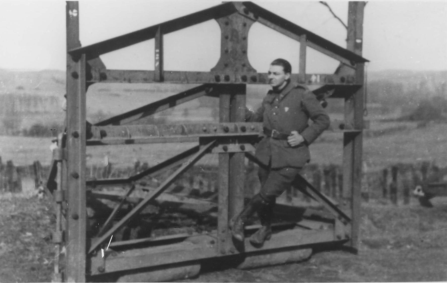 Ligne Maginot - AVIOTH - (Barrage de Route) - Le Sgt Gloutin sur l'un des éléments Cointet du barrage de route placé au niveau de la casemate d'Avioth
