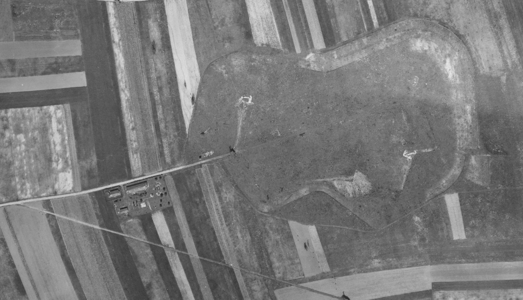 Ligne Maginot - AUMETZ - (Petit ouvrage et casernement) - Photo aérienne de l'ouvrage et du casernement léger en 1950