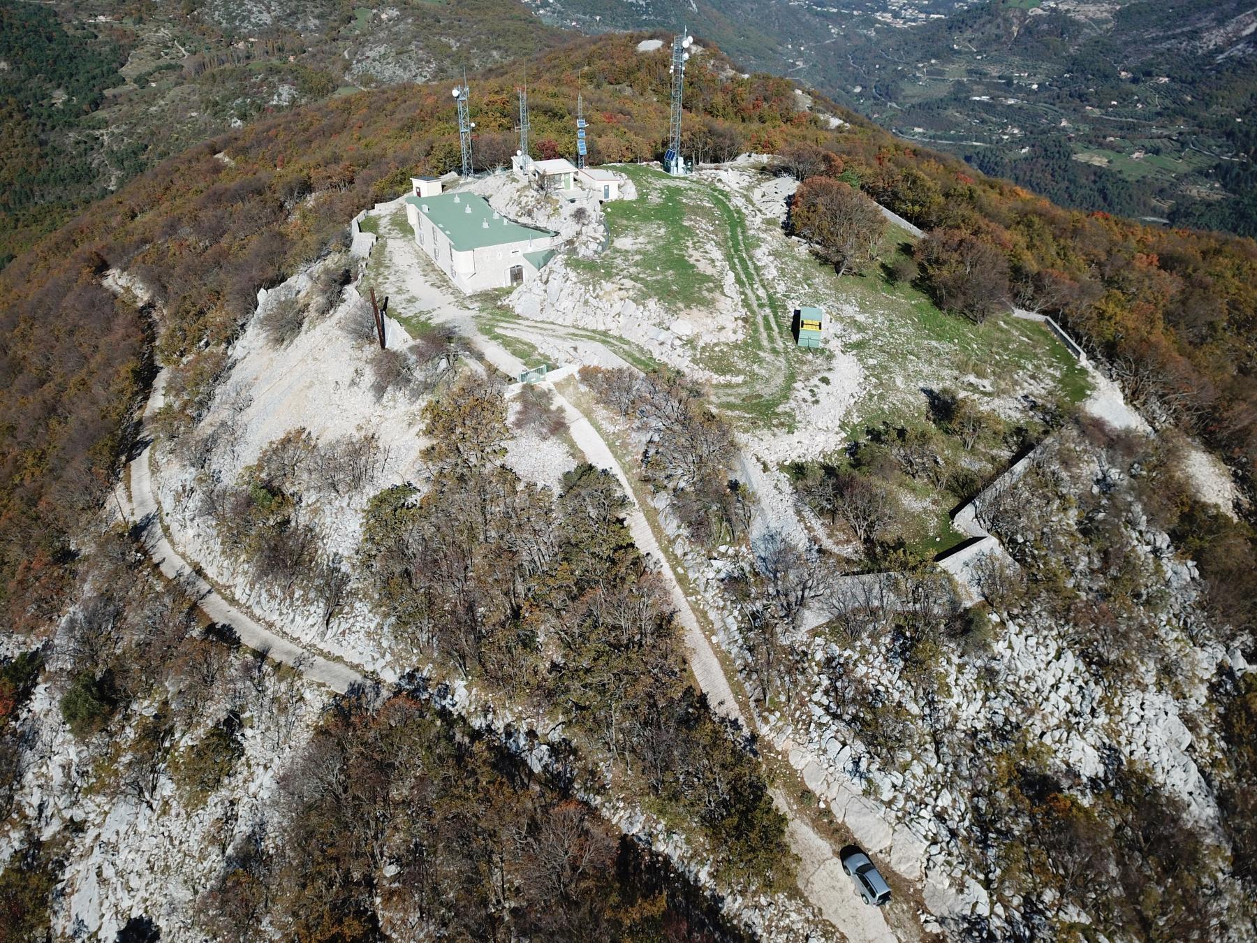 Ligne Maginot - MONT OURS NORD - (Observatoire d'artillerie) - A droite des antennes l'emplacement ou la photo panoramique a pu être prise.