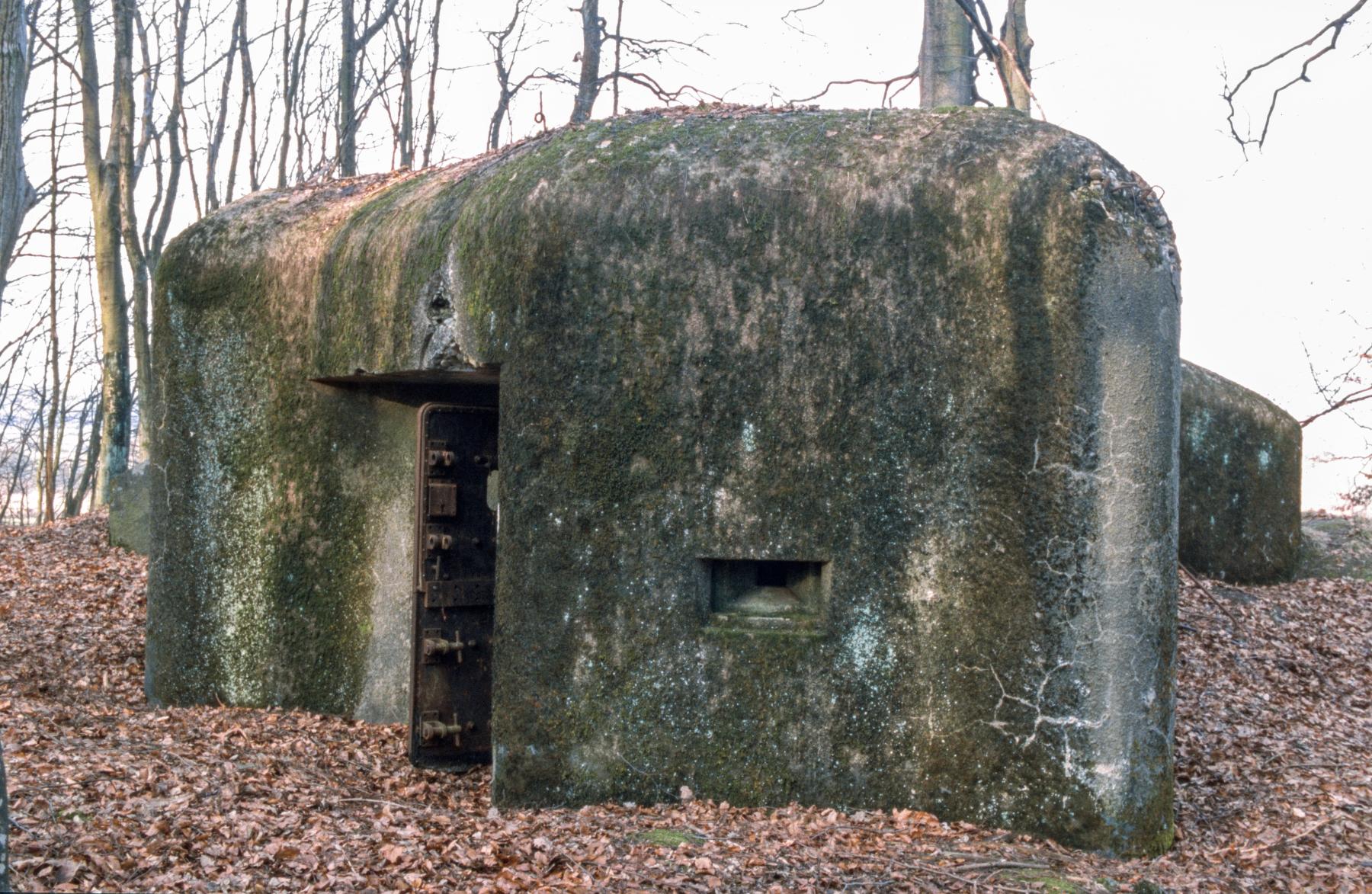 Ligne Maginot - C8B - KALMERICH 6 - (Blockhaus pour canon) - L'entrée du personnel et le créneau de défense rapprochée
