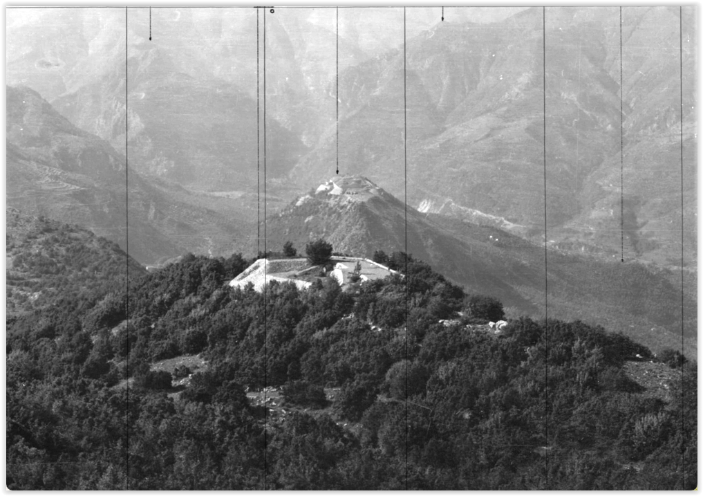 Ligne Maginot - BAISSE DU LOUP - (Abri) - Extrait de la photo panoramique prise du Mont Ours en 1938. Au premier plan la position d'infanterie de la Baisse du loup située dans la batterie Séré de Rivières, à l'arrière le Mont Barbonnet
