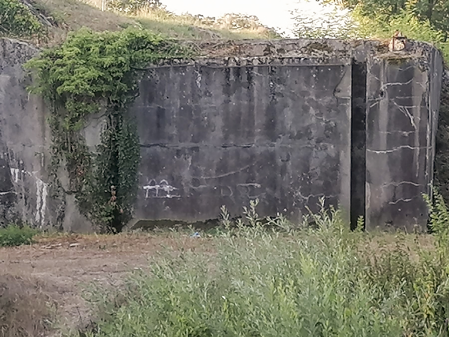 Ligne Maginot - SARRALBE (BARRAGE DE) - (Inondation défensive) - Vue du mur coté sud avec les rainures du barrage.