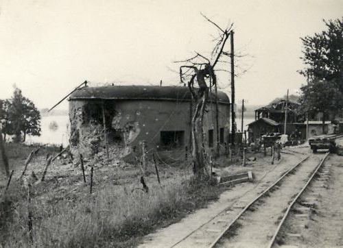Ligne Maginot - SARRALBE BARRAGE NORD - (Blockhaus pour arme infanterie) - Le blockhaus avec le barrage au second plan