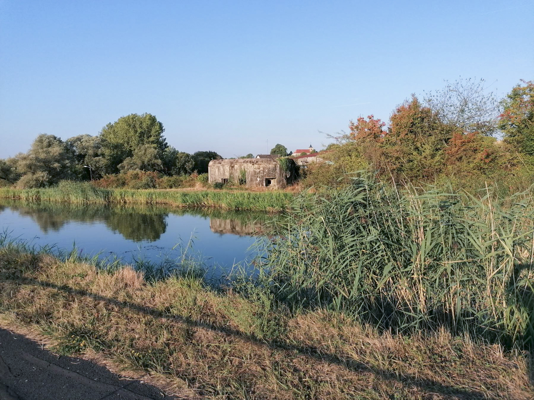 Ligne Maginot - SARRALBE BARRAGE NORD - (Blockhaus pour arme infanterie) - Vue du blockhaus de l'autre rive du canal.