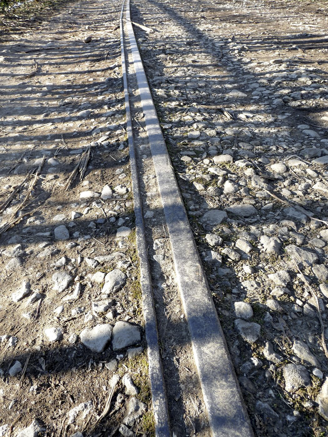 Ligne Maginot - HETTANGE GRANDE (GARE DE TRANSBORDEMENT) - (Infrastructure ferroviaire) - GARE DE TRANSBORDEMENT DE HETTANGE-GRANDE 
Vestiges de rails en chaussée