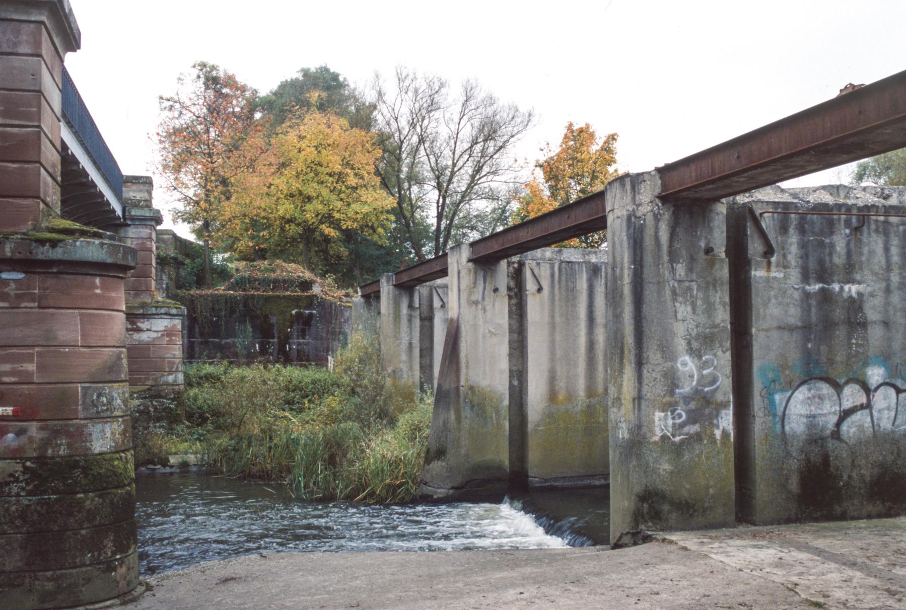 Ligne Maginot - SARRALBE (BARRAGE DE) - (Inondation défensive) - La construction partiellement démoli
Au milieu le blockhaus