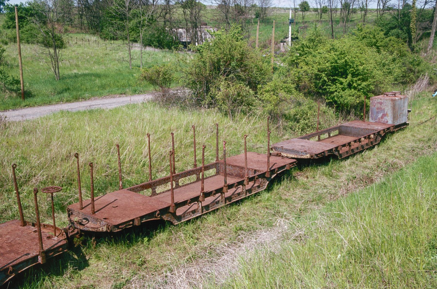Ligne Maginot - VF60 - ANTENNE DE L'OUVRAGE D'ANZELING - (RESEAU - Voie 60 - Antenne ou rocade ferroviaire) - ANTENNE ANZELING
Wagons divers en attente sur la voie  à une centaine de métres de l'entrée munitions
(Mai 1985)