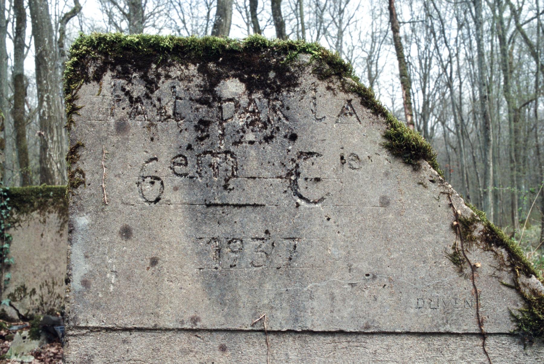 Ligne Maginot - BORNUNGSHOFF (6° CM) - ALVéOLE 3 - (PC de Sous-Quartier) - Vue rapprochée de l'inscription.
Elle est signée 'DUVENT' en bas à droite.