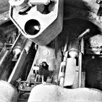 Ligne Maginot - HACKENBERG - A19 - (Ouvrage d'artillerie) - Bloc 10 - la tourelle de mortiers de 81 mm
Étage supérieur, Culasses et goulottes de chargement des deux tubes. Les culasses sont en position 'Chargement' et une culasse de rechange est rangée dans son support