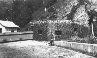Ligne Maginot - VERSOYEN (BARRAGE RAPIDE) - (Blockhaus pour canon) - Le blockhaus et la barrière antichars