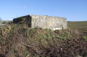 Ligne Maginot - DB349 - BEUVEILLE - (Blockhaus pour arme infanterie) - L'ouvrage est complètement enterré et son accès est impossible. Les photos ne montrent donc que l'extérieur.