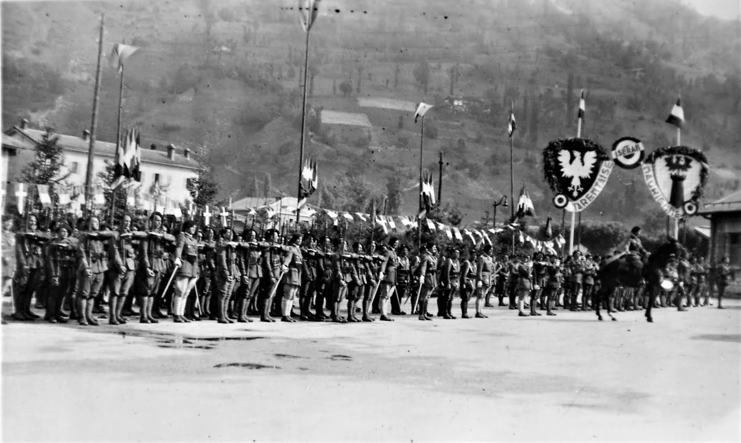 Ligne Maginot - 70° Bataillon Alpin de Forteresse (70° BAF) - Prise d'armes du 70° BAF place de la Gare à Bourg-Saint-Maurice
Peut-être en 1936 à l'occasion de l'inauguration de la route de l'Iseran