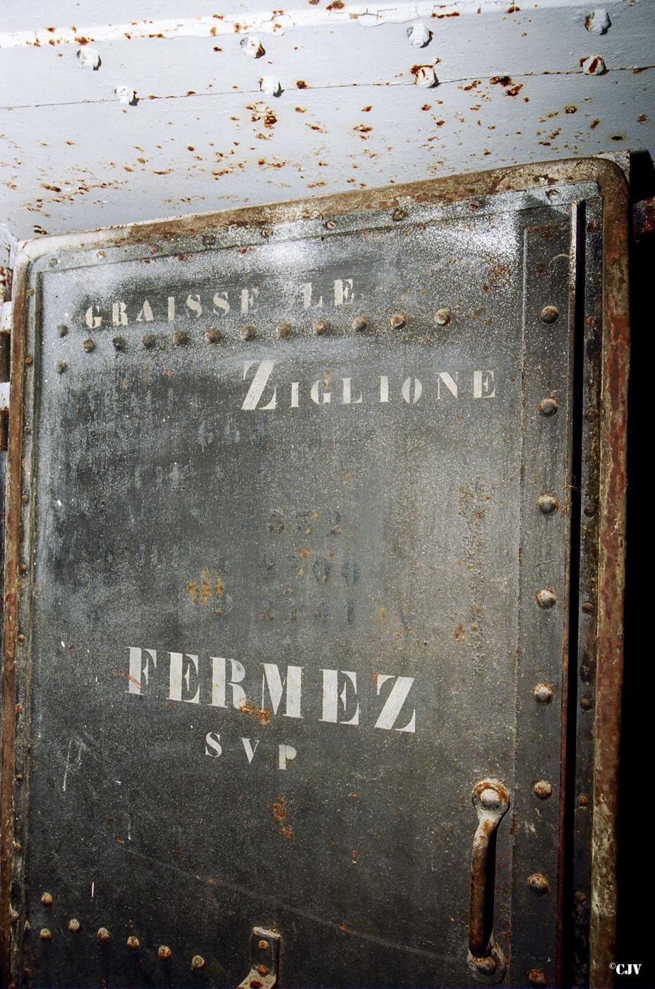Ligne Maginot - ZIGLIONE (Casemate d'infanterie) - Indications sur la porte