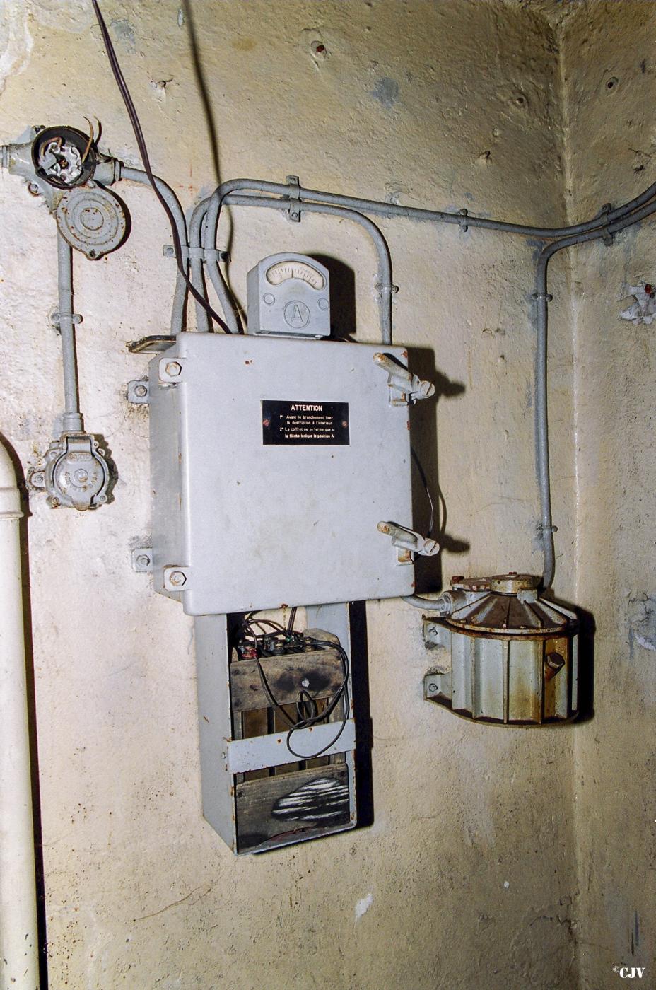 Ligne Maginot - SENTZICH - A16 - (Ouvrage d'infanterie) - Casemate Nord
Système d'alimentation électrique spécifique pour l'éclairage de la cloche GFM utilisée comme observatoire d'artillerie. Ce système permettait de faire varier l'intensité lumineuse dans la cloche et assurait l'alimentation sur batteries meme en cas de coupure du réseau électrique 