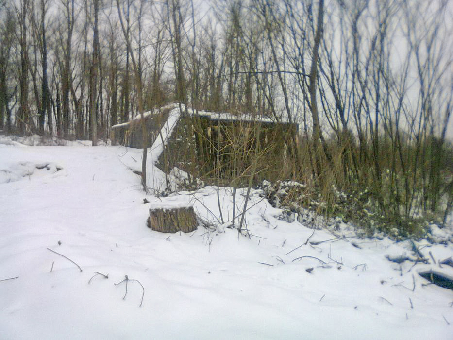 Ligne Maginot - LONGLAVILLE EST - (Blockhaus pour canon) - Le même blockhaus sous la neige, depuis le grillage qui entoure la propriété industrielle