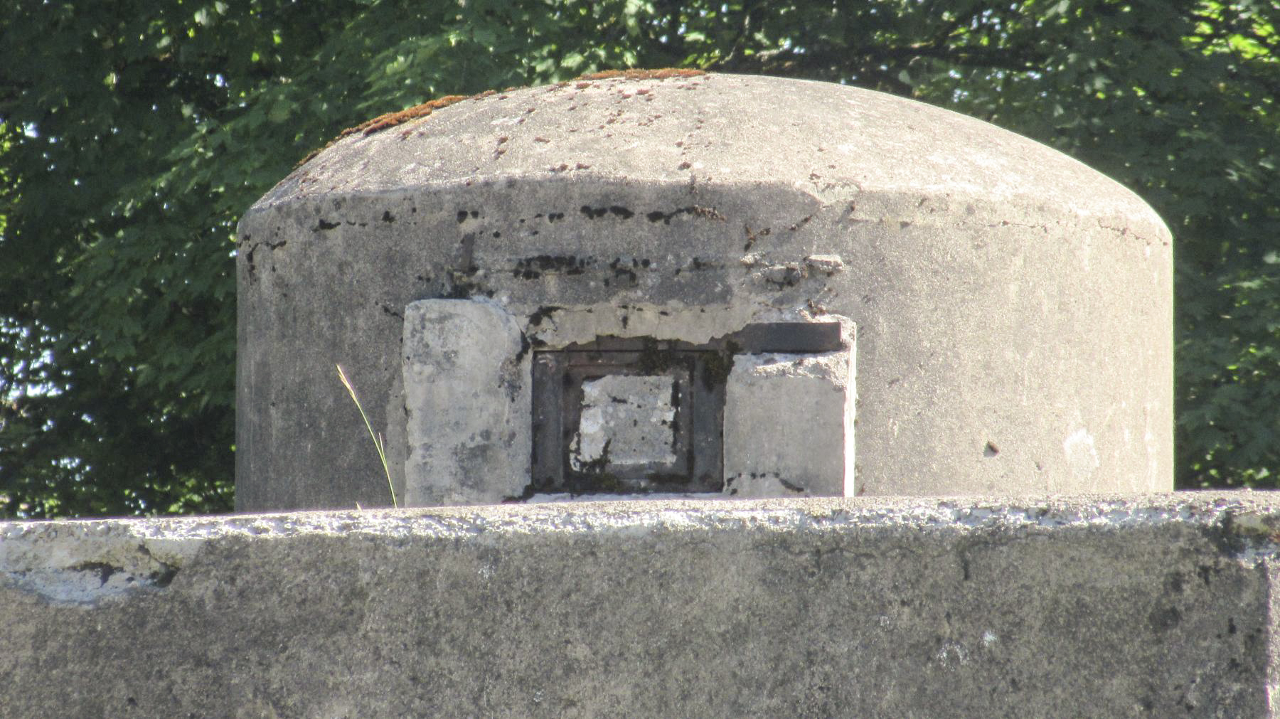 Ligne Maginot - VALDAHON - (Camp de sureté) - Le créneau rebouché de la cloche en béton 