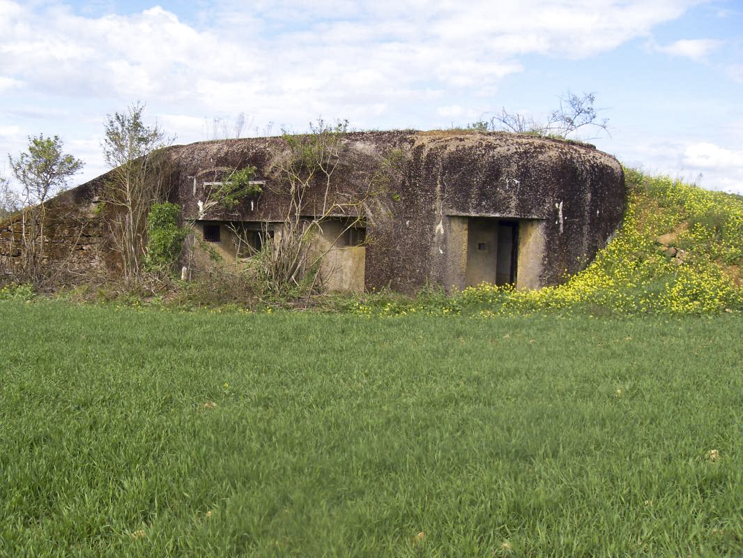 Ligne Maginot - DB29 - HAUT MORET - (Blockhaus pour canon) - L'ouvrage posé en plein champ près de la Ferme de Praucourt, territoire de Doncourt les Longuyon