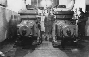 Ligne Maginot - IMMERHOF - A10 - (Ouvrage d'infanterie) - L'usine électrique. Cette photo prise sous l'occupation montre les moteurs d'origine équipant l'usine.