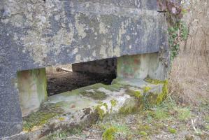 Ligne Maginot - ECLUSE 83 1 - (Blockhaus pour canon) - La peinture de camouflage est encore visible dans le créneau de gauche