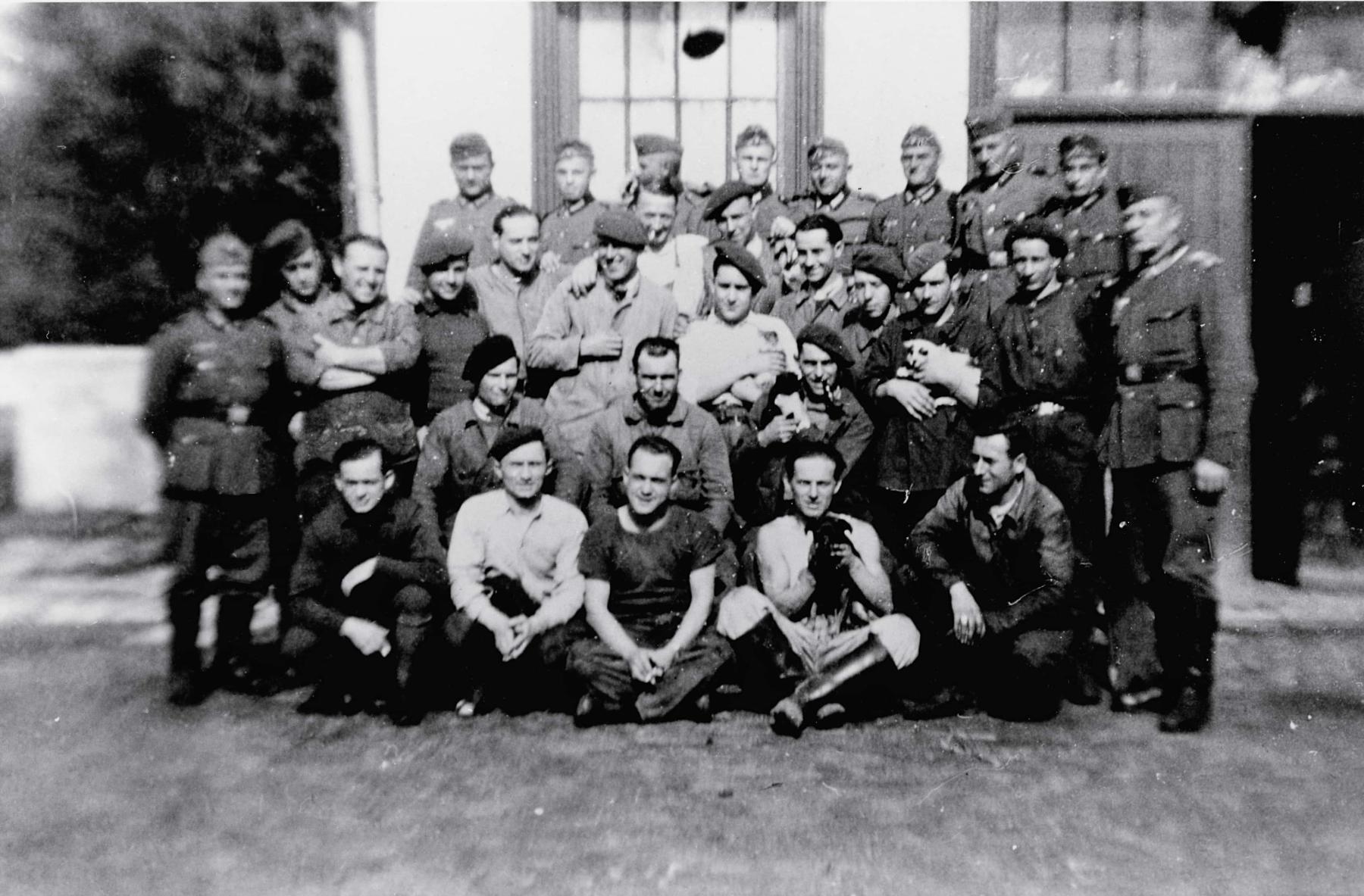 Ligne Maginot - SOETRICH - (Casernement) - Membres de l'équipage de l'ouvrage de Soetrich restés sur place pour l'entretien avec leur gardes allemands
photo prise dans le casernement légére de l'ouvrage