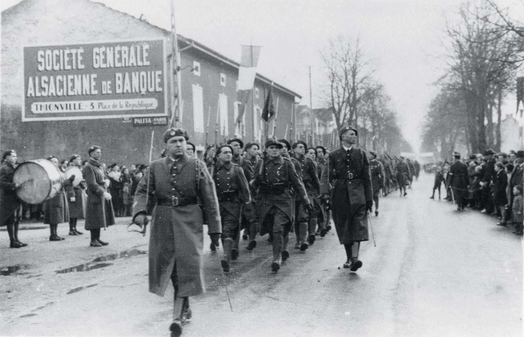 Ligne Maginot - 168° Régiment d'Infanterie de Forteresse (168° RIF) - Défilé de la 4° CEO du 168° RIF à Hettange-Grande le 11 décembre 1938.
A leur tête, le Cne Requiston, à sa droite, le SLt De Vaulx
