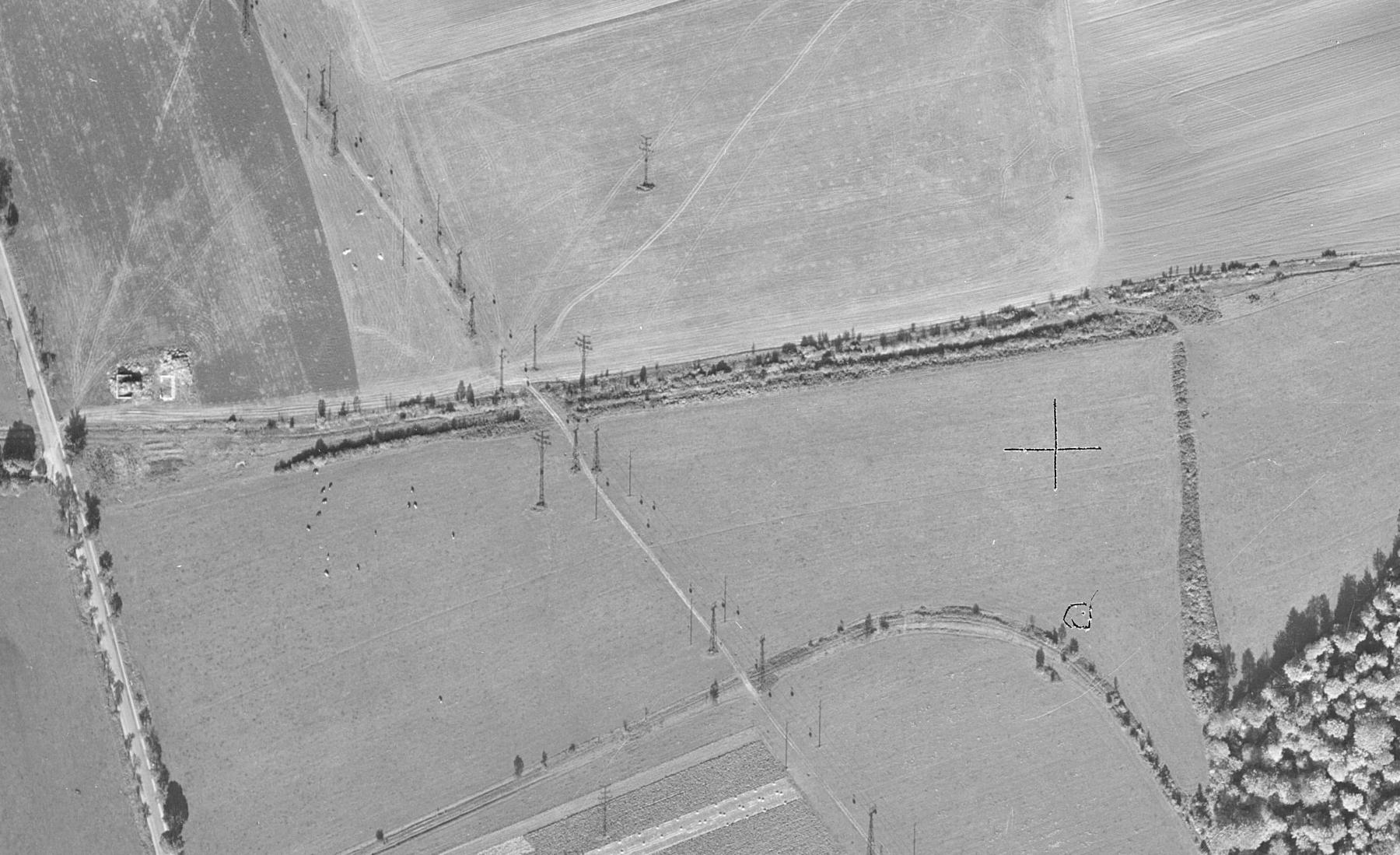 Ligne Maginot - VF60 - ANTENNE VERS LA GARE DE BAZONVILLE - BOULANGE - (RESEAU - Voie 60 - Antenne ou rocade ferroviaire) - Photo aérienne de 1954
Evitement de la ferme de Gondrange 