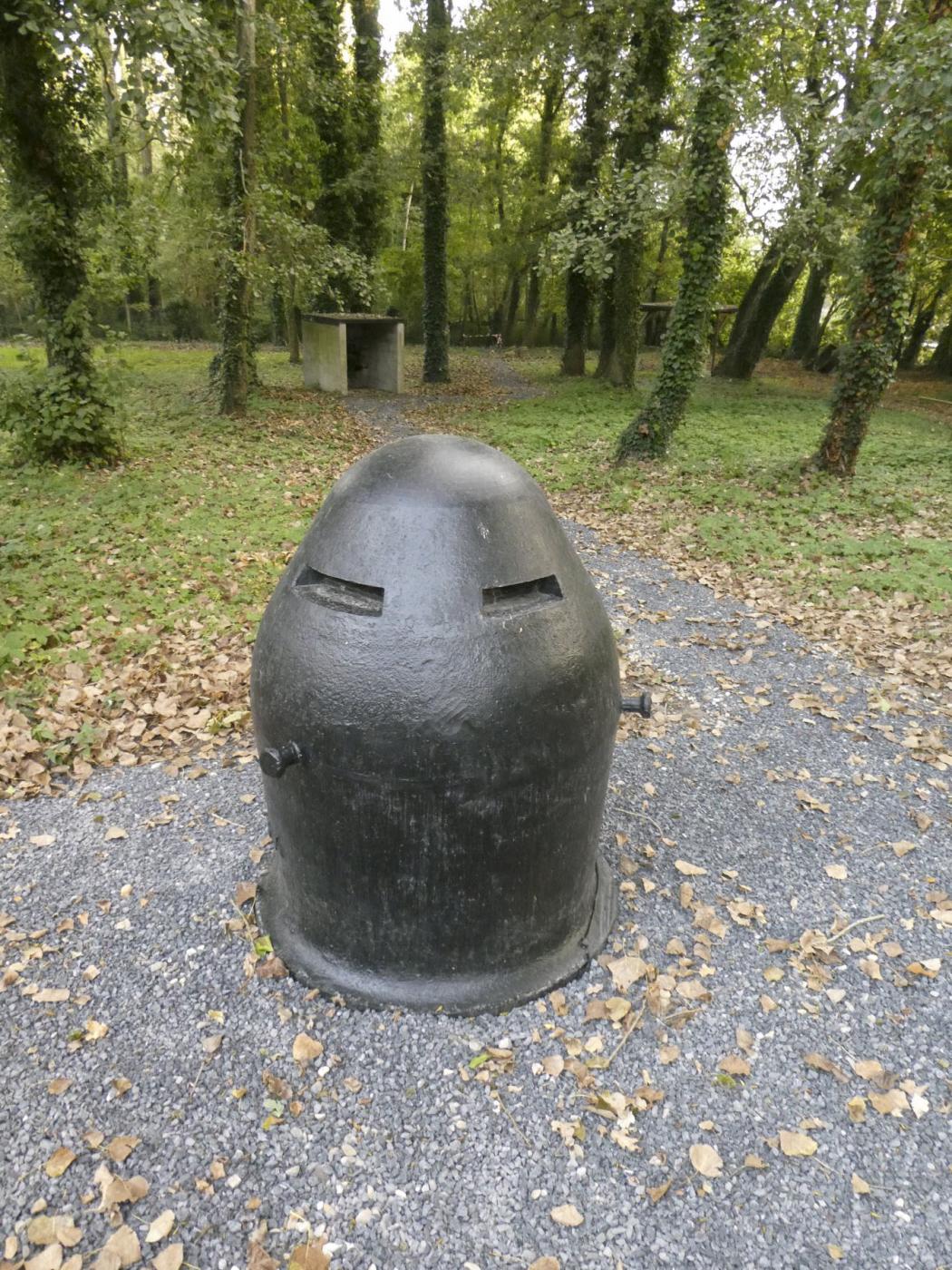 Ligne Maginot - CIMETIERE DU MONT DES BRUYERES - C2 - (Casemate d'infanterie - Simple) - En exposition: cloche type Valenciennes