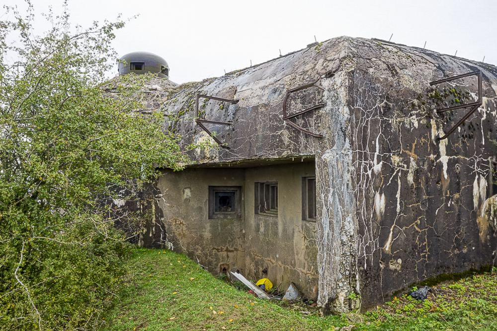 Ligne Maginot - SEELBERG OUEST - (Casemate d'infanterie - Simple) - Chambre de tir surmontée par la cloche GFM et les supports d'antenne