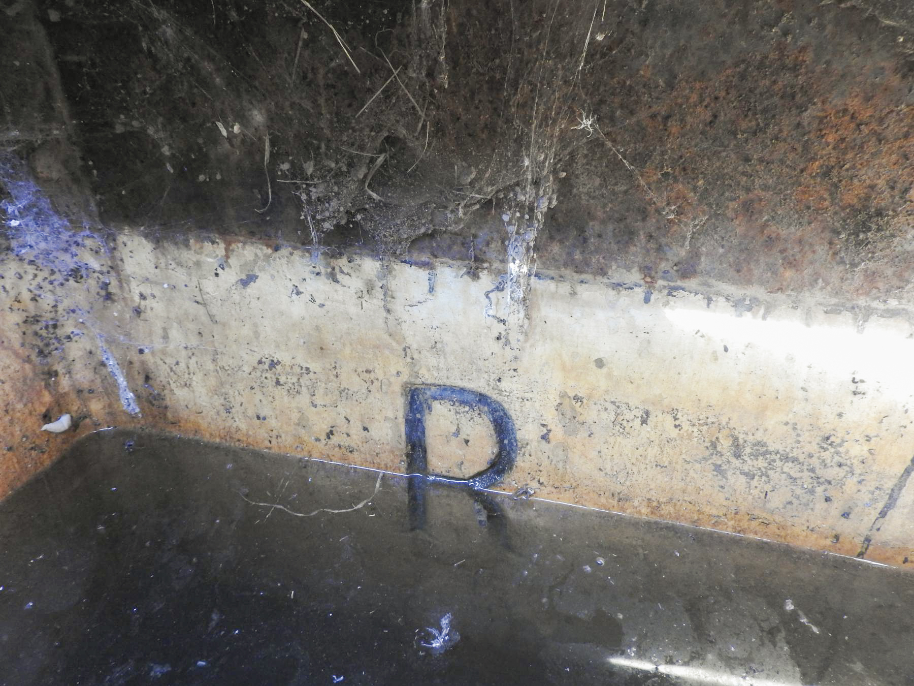 Ligne Maginot - R - (Chambre de coupure) - Le numéro est gravé dans le puits d'accès.