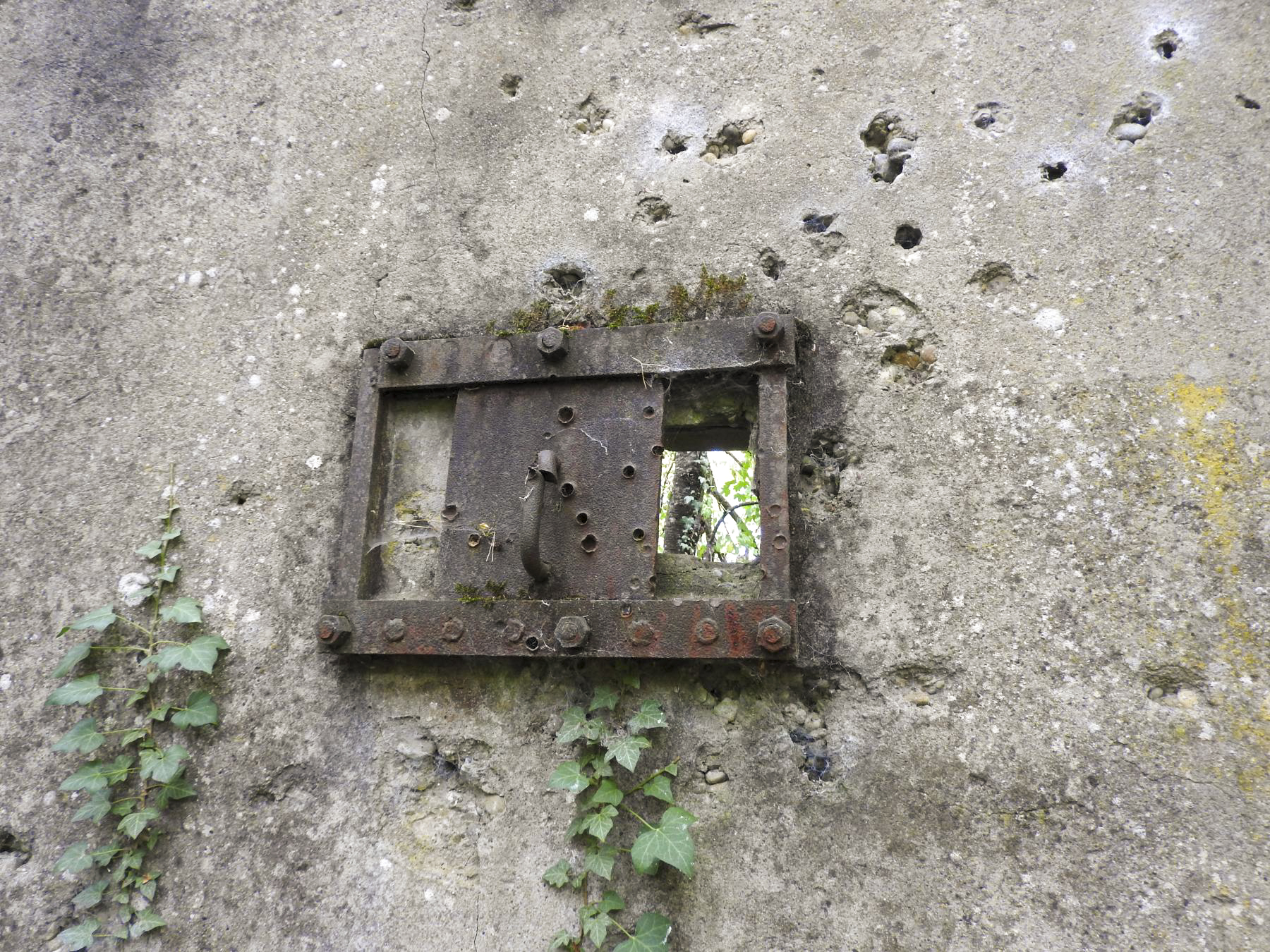 Ligne Maginot - LANGENSOULTZBACH - (Stand de tir) - Le créneau dans le mur d'aile gauche équipée d'un volet blindé