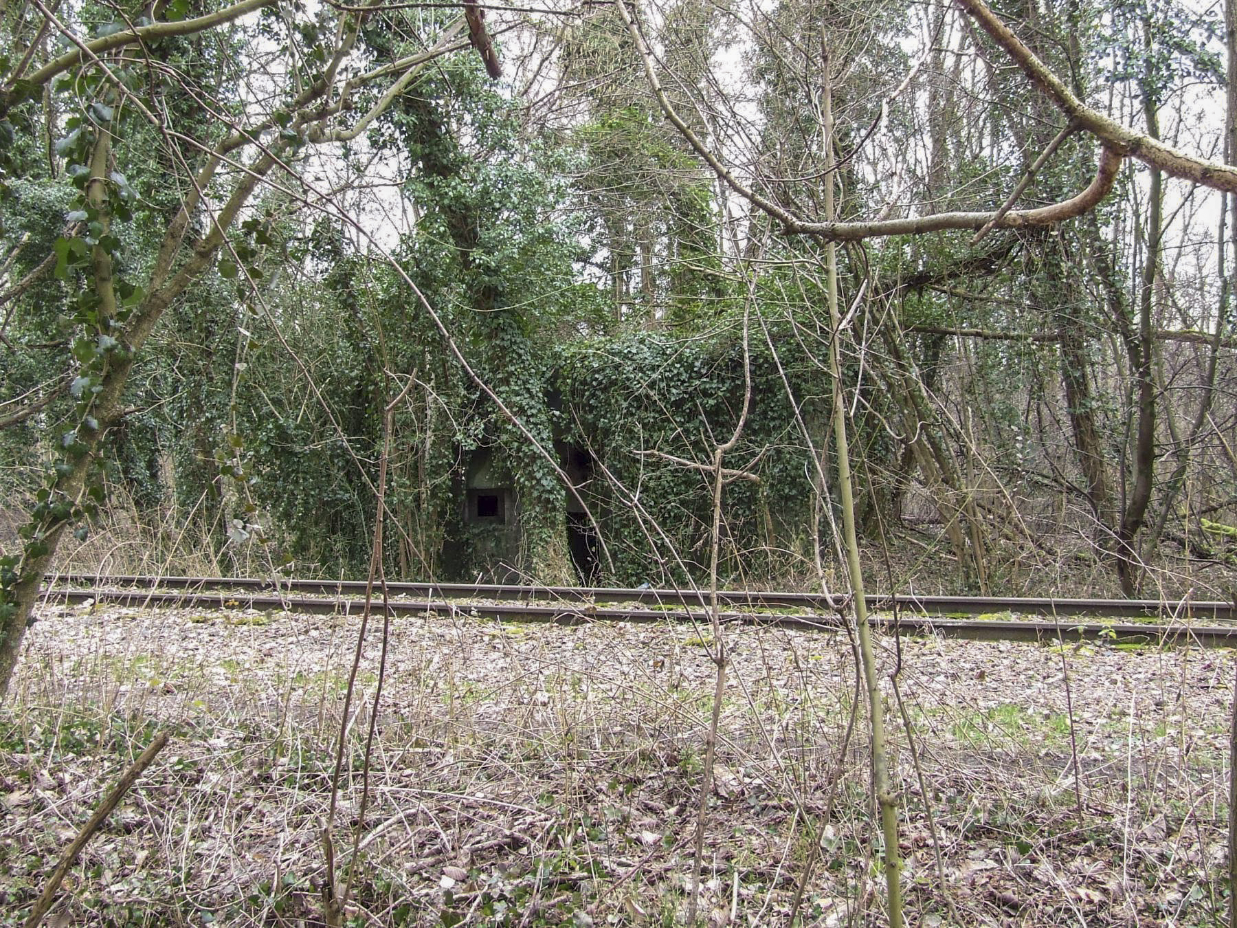 Ligne Maginot - SCHIRRHEINERWEG EST - (Casemate d'infanterie - Simple) - Le blockhaus près de la voie ferrée.