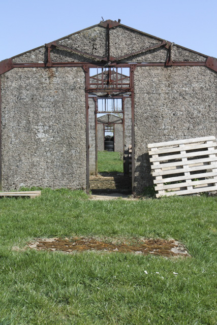 Ligne Maginot - MORFONTAINE - (Dépôt de Munitions) - Tous les bâtiments présentent une plaque de béton au sol, vestiges probables d'un système d'assainissement.