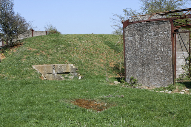 Ligne Maginot - MORFONTAINE - (Dépôt de Munitions) - Chaque bâtiment (réalisé) est proche d'un vestige en béton, à l'usage indéterminé.