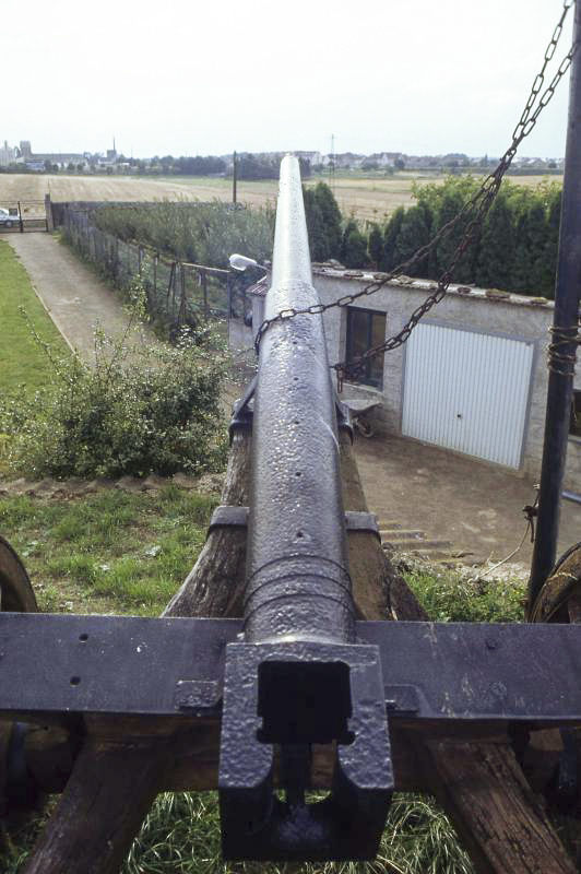 Ligne Maginot - DB8 - (Blockhaus pour canon) - Canon de marine de 47 (?) positionné sur la dalle du blockhaus, avec un affût improvisé