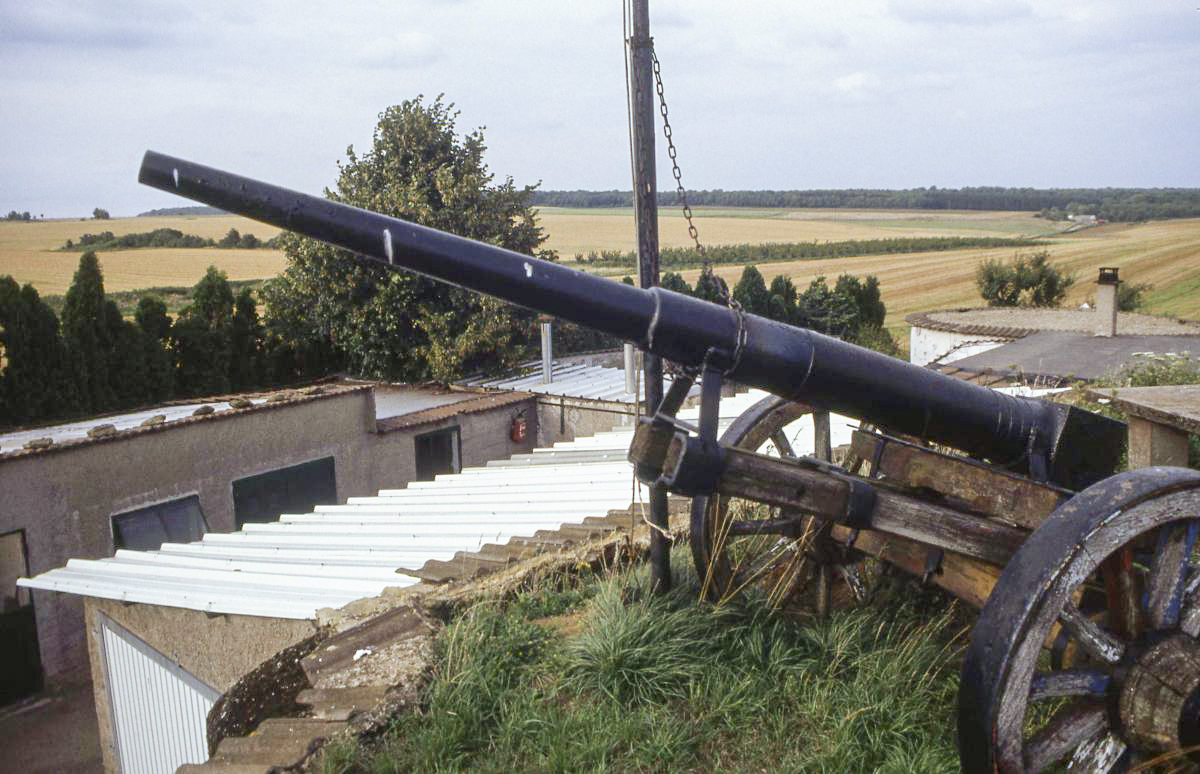 Ligne Maginot - DB8 - (Blockhaus pour canon) -   Canon de marine de 47 (?) positionné sur la dalle du blockhaus, avec un affût improvisé