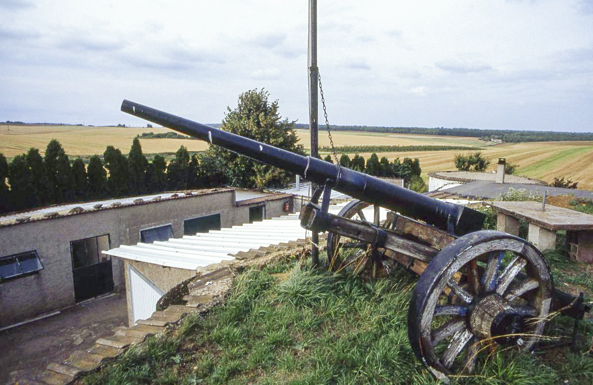 Ligne Maginot - DB8 - (Blockhaus pour canon) - Canon de marine de 47 (?) positionné sur la dalle du blockhaus, avec un affût improvisé