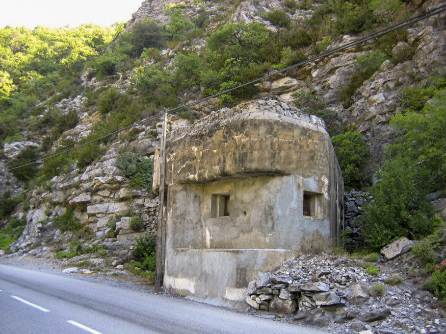 Ligne Maginot - E6 - TOURNEFORT (Casemate d'infanterie) - Vue du coté arrière, la porte d'entrée se situe dans le renfoncement à droite