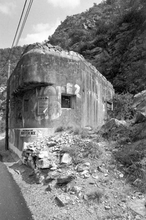 Ligne Maginot - E6 - TOURNEFORT (Casemate d'infanterie) - La porte est visible sur la droite de la photo